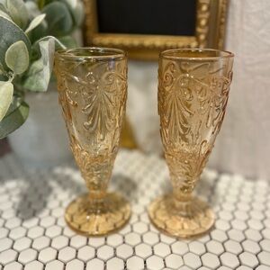 VINTAGE – Set of 2 Carnival Glass Goblets